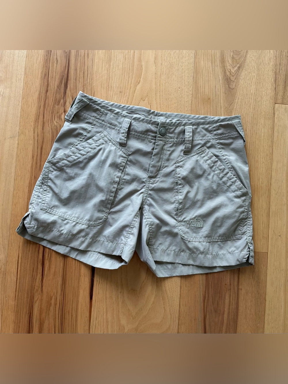 The North Face Women's Light Gray Outdoor Utility Shorts, Size 2
